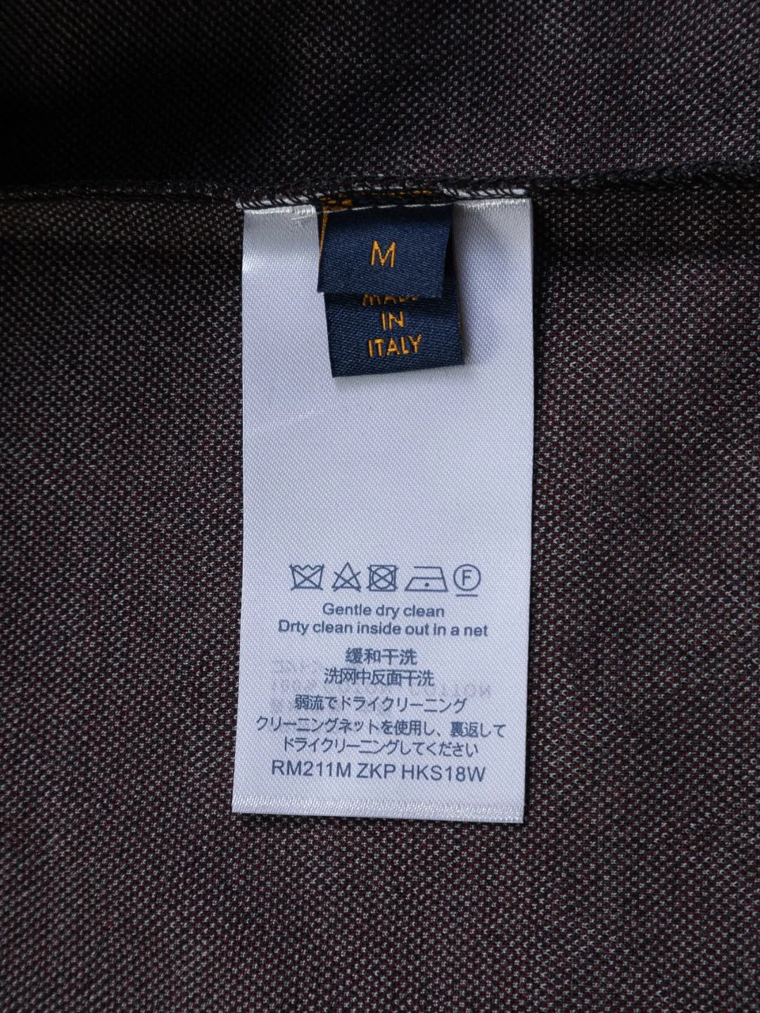 🅿️200 Louis Vuitton 1V LV lv slightly wide version S-XL LV 26ss new products are available at counters simultaneously. Multiple craftsmanship. Contrast color jacquard large stripes all over the body 🪡 embroidery. Round neck short-sleeved T-shirt, same style for men and women! Consigned to one-to-one creation. Synchronized with the official website, pure cotton fabrics at the counter! It is close to the skin and comfortable, durable and easy to wear. It has a classic and simple logo design and meticulous original craftsmanship. Short-sleeves, a must-have item for men, do not appear to be the same for the general public, but must be unique and eye-catching. This LV short-sleeve is all about quality, comfort, the same shape and fashion as always, including fabrics and cutting techniques. All of them have been made with great effort! 320 grams of washed pure cotton fabric, pure cotton is breathable, very refreshing and comfortable for daily wear. The rib knitting on the neckline is smooth and tight, and the neckline will not be skewed if you toss it at will. The loose version, you will find that it looks really good on the upper body. The overall is minimalist and neat, super versatile for daily use! Pair it casually with a pair of pants for a youthful look. A T-shirt will make your outfit crazy. It is a fashionable item that can never go wrong! Color: Green Burgundy Size: S-XL Size chart: S: Shoulder width 50-Bust 56-Length 70 M: Shoulder width 52-Bust 57-Length 72 L: Shoulder width 54-Bust 59-Length 74 XL: Shoulder width 56-Bust 62-Length 76